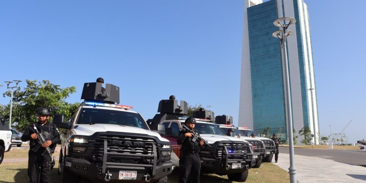 Fortalece Américo Villarreal a la Guardia Estatal con patrullas y torres de videovigilancia de última generación