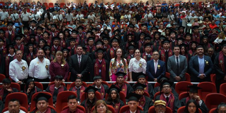 Egresan 1,650 jóvenes de las Preparatorias Municipales de Nuevo Laredo