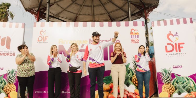 Ponen en marcha Beto Granados y Anita Granados el programa «Mercadito Móvil a Bajo Costo»