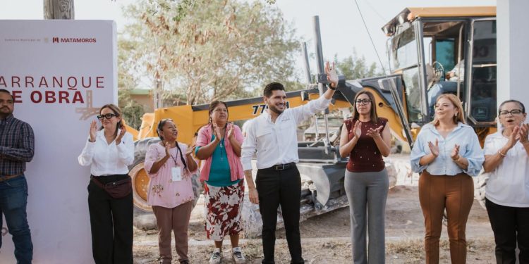 Beto Granados entrega apoyos a estudiantes e inicia obras de pavimentación en Matamoros