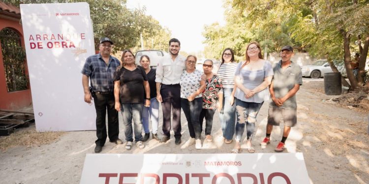 Beto Granados da banderazo a la pavimentación de la calle Ingenieros en la colonia Alberto Carrera Torres