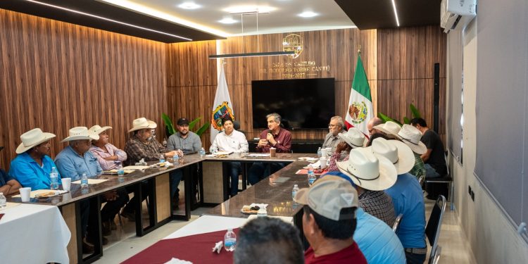 Acuerda Américo programa conjunto para rehabilitar caminos rurales de Jaumave