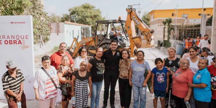 Beto Granados da banderazo de arranque a la pavimentación de la calle SNTE en la colonia Las Culturas