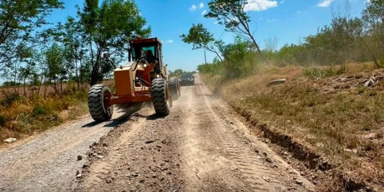 Rehabilitan acceso principal del Ejido El Ebanito y anuncian trabajos en calles de la comunidad