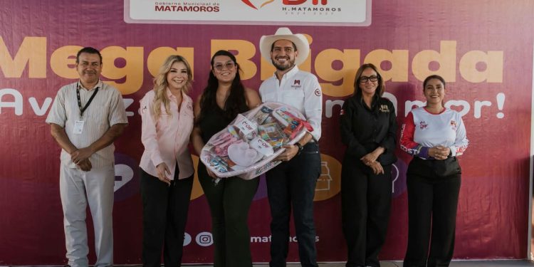Beto Granados y Anita de Granados acercan apoyos y servicios a las familias de la colonia Independencia