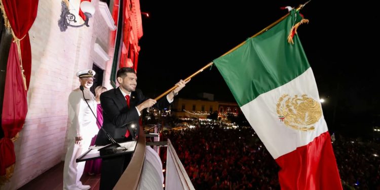 Beto Granados encabeza el Grito de Independencia ante cientos de matamorenses