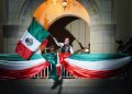 Celebran más de 45 mil neolaredenses Grito de Independencia junto a Carmen Lilia Canturosas