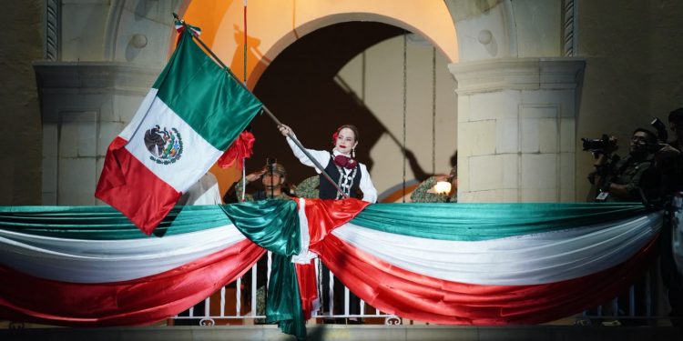 Celebran más de 45 mil neolaredenses Grito de Independencia junto a Carmen Lilia Canturosas