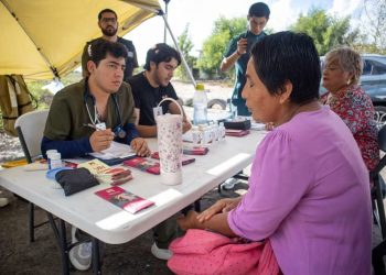 Beto Granados acerca salud y prevención a las familias en la colonia La Paloma