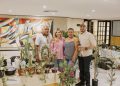 Beto Granados y Anita Granados acompañan a expositores en el Mercadito DIFerente