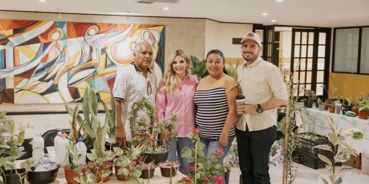 Beto Granados y Anita Granados acompañan a expositores en el Mercadito DIFerente