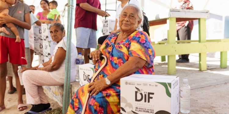 Lleva DIF Matamoros brigada integral de servicios y apoyos alimentarios a habitantes de la Playa Bagdad