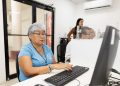 Fortalecen DIF Matamoros y Oxxo habilidades digitales de los adultos mayores con taller de computación