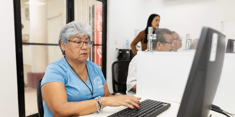 Fortalecen DIF Matamoros y Oxxo habilidades digitales de los adultos mayores con taller de computación