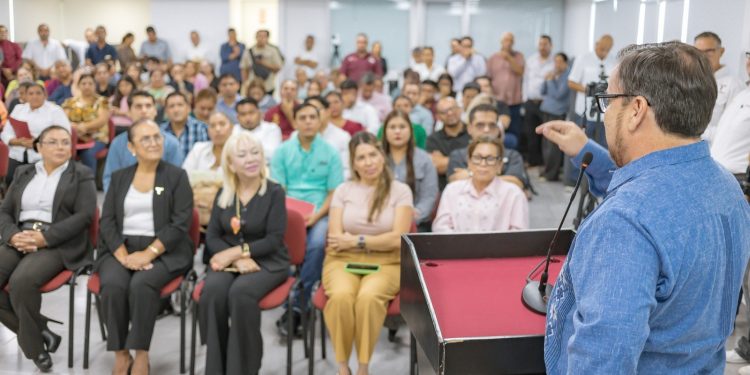 Reconoce SET derechos laborales con entrega de 44 nombramientos a trabajadores de la educación