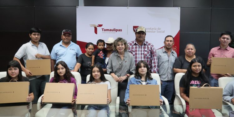Entrega SEBIEN computadoras a estudiantes de comunidades rurales