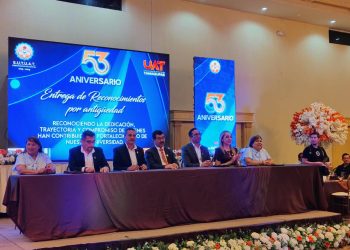 Reconoce Dámaso Anaya a trabajadores universitarios en el 53 Aniversario del SUTUAT