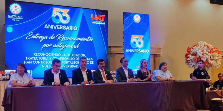 Reconoce Dámaso Anaya a trabajadores universitarios en el 53 Aniversario del SUTUAT