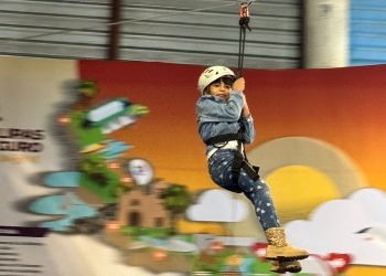 Disfrutan niñas y niños aventuras en el stand de la Secretaría de Turismo