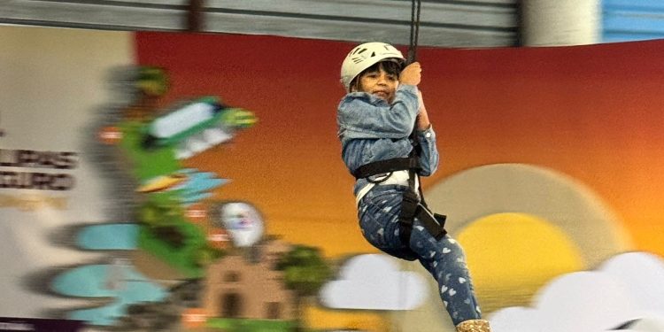 Disfrutan niñas y niños aventuras en el stand de la Secretaría de Turismo