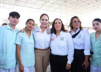 Carmen Lilia fortalece apoyo a universitarios con beca para titulación profesional