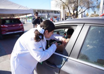 Invita Gobierno Municipal a vacunación gratuita contra la influenza, neumococo y COVID-19 en modalidad drive-thru