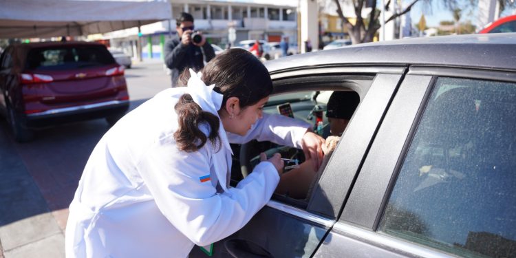 Invita Gobierno Municipal a vacunación gratuita contra la influenza, neumococo y COVID-19 en modalidad drive-thru