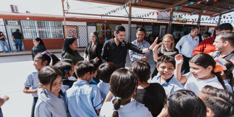 Supervisa José Alberto Granados Fávila trabajos de mantenimiento en la primaria Vicente Cevada Vera