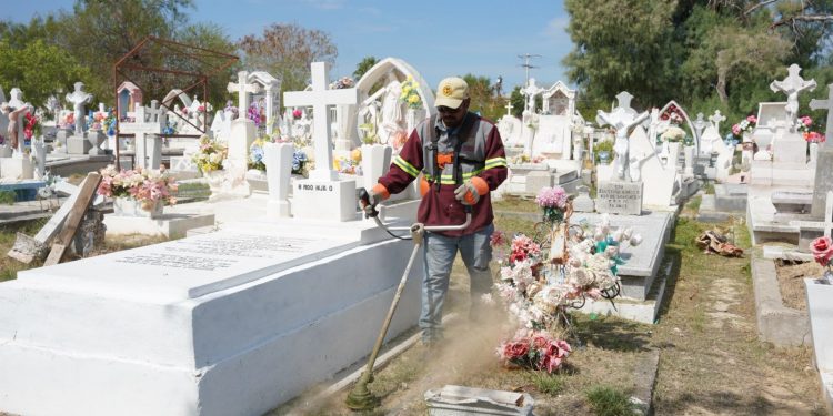 Listos panteones municipales para recibir a más de 20 mil visitantes por Día de Muertos en Nuevo Laredo